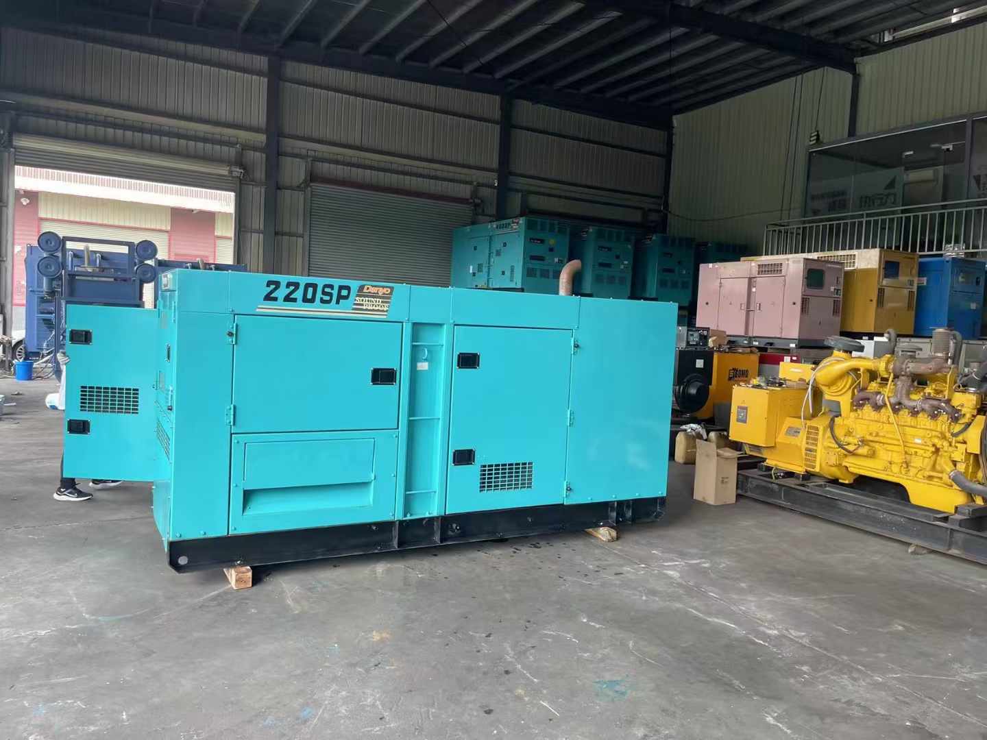 西和800kW 柴油发电机的输出电流波动范围是多少？